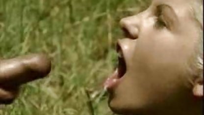 Bibi yang ketat mengisap kontol berdiri di tempat video sex xxx indo kerja