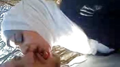 Pirang dengan sperma di wajah yang cantik memberikan wawancara xxx anal indo