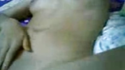 Gadis dengan payudara kecil membelai video porn amatir indonesia tubuhnya