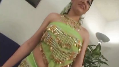 Sabrina dengan payudara kecil menghisap boner xxx mobi indo seorang pria