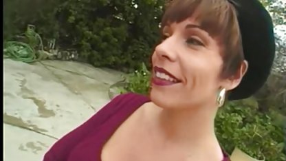 Mengenakan xxx janda indo stoking, Kayleigh memutuskan untuk naik kuda hitam