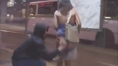 Pirang Busty bokep indonesia tube menyalakan pesonanya di taman umum