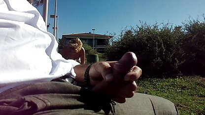 Siswa yang indo hd xxx ramping dengan kacamata di sofa merah