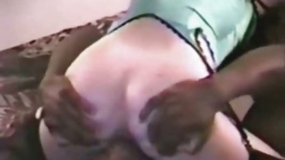 Cewek cam porn indo cantik berbaring di sofa dan membelai vagina