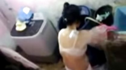Di ruang bawah mp4 sex indo tanah yang lembap, tiga lesbian menyelenggarakan permainan dominasi dan penghinaan