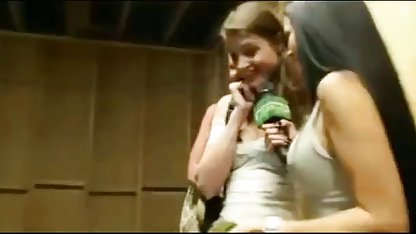 Gadis porn indo cantik ditelanjangi dan berlari melewati taman
