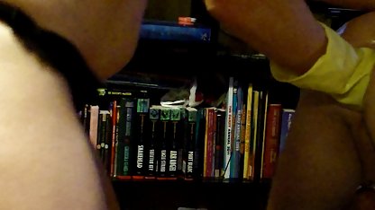Gadis itu dengan terampil membuat vidio sex janda indonesia blowjob keren untuk seorang pria kulit hitam