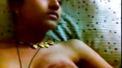 Gadis dengan vagina porn xxx indo membelai big boobs di depan webcam