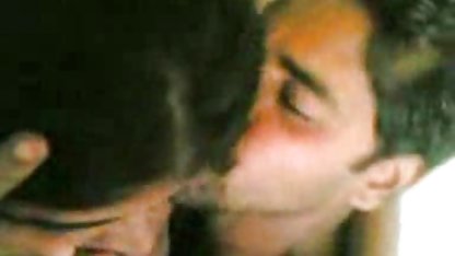 Holly videos xxx indo Busty membiarkan sperma di lidah