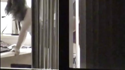 Si bokep indo xxxi pirang berjongkok dan mengisap kontol