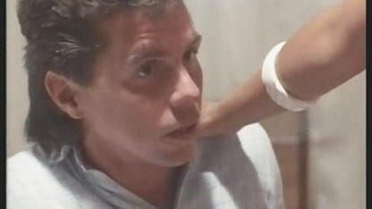 Brunette memberikan blowjob video sex jilbab indonesia kepada seorang teman di meja penyimpanan